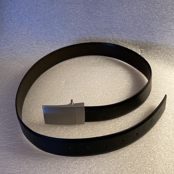 Banana Republic 38" Inch Men’s Black Leather Reversible Belt & Silvertone Buckle - Picture 9 of 10